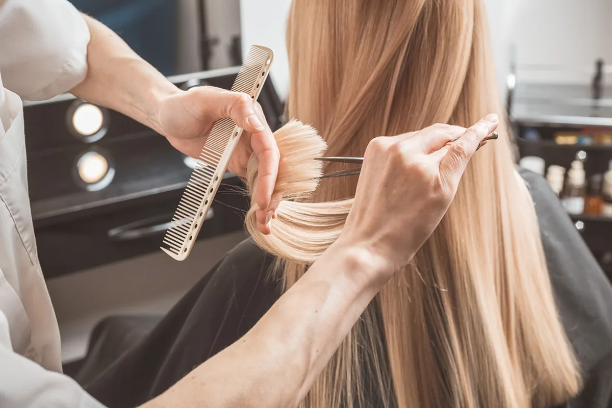 Strzyżenie włosów blond w salonie La Famme