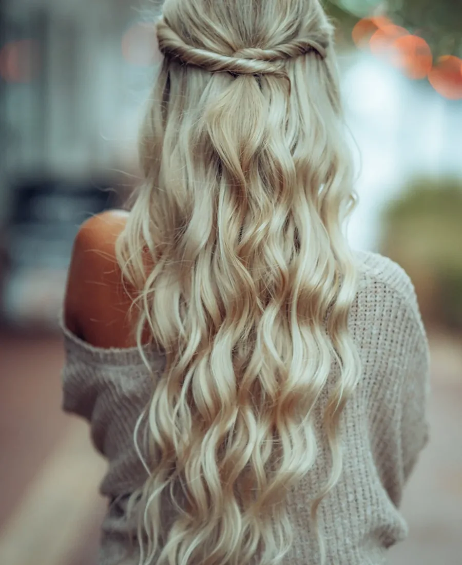 Długie blond włosy po stylizacji